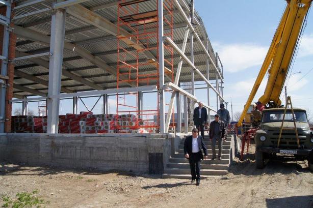 осмотр строящегося спорткомплекса